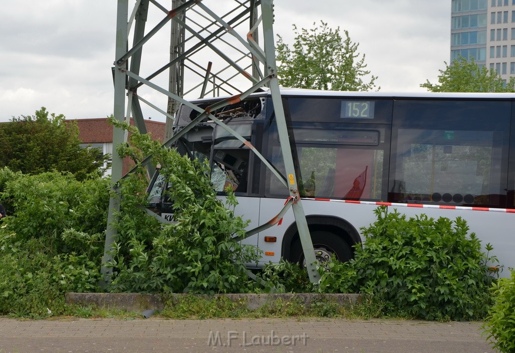 Schwerer Bus Unfall Koeln Porz Gremberghoven Neuenhofstr P192.JPG - Miklos Laubert